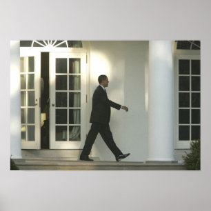President Barack in diep gepeins terwijl hij loopt Poster