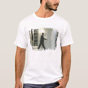 President Barack in diepe gedachten terwijl hij lo T-shirt