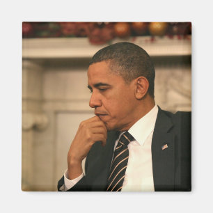 President Barack Obama reflecteert terwijl hij Magneet