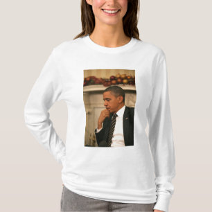 President Barack Obama reflecteert terwijl hij T-shirt