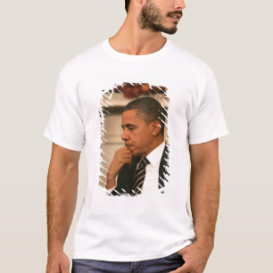 President Barack Obama reflecteert terwijl hij T-shirt