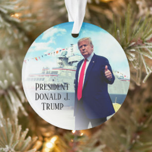 President Donald Trump duikt op marineschip Ornament