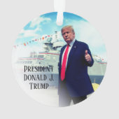 President Donald Trump Thumbs (dos)