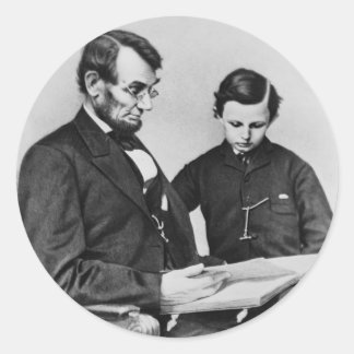 President Lincoln voorlezen met zoon Tad, 1864 Ronde Sticker