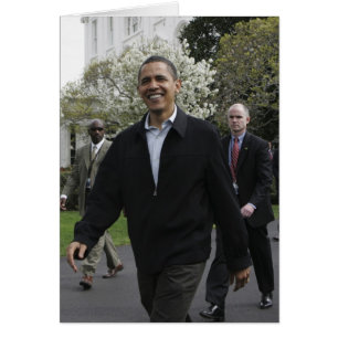 President Obama loopt naar het basketbalveld
