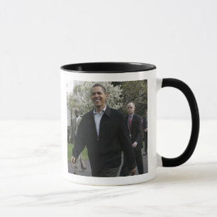President Obama loopt naar het basketbalveld Mok