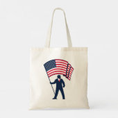President Trump Draagt de Vlag van de VS Tote Bag (Achterkant)