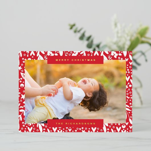 Prettig kerstfeest in rood witte tekst foto bloeme folie feestdagenkaart (Staand Voorkant)