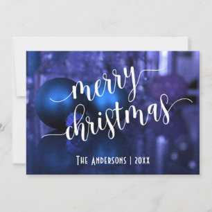 Prettig kerstfeest met blauwe en paarse glazen bal feestdagenkaart