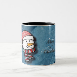 Prettig kerstfeest, sneeuwman met gebreide kleren tweekleurige koffiemok