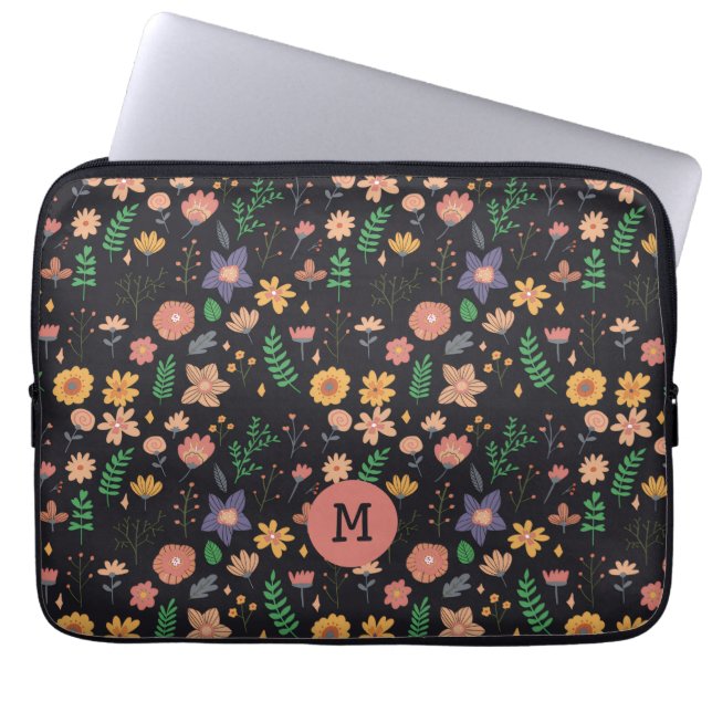 Pretty Modern Dark Floral Pattern Monogram Laptop Sleeve (Voorkant)