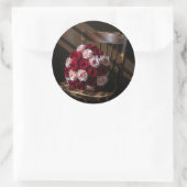 Pretty Roses on a Rustic Chair Ronde Sticker (Tas)