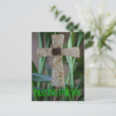 priant pour vous la carte postale de croix (Debout devant)