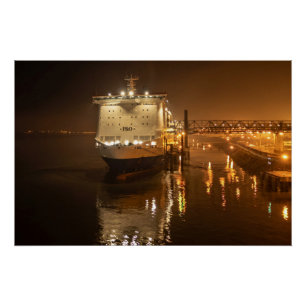 Pride of Hull-veerboot bij nacht – Sfeervol Perfect Poster