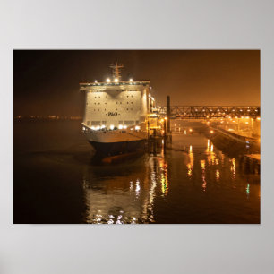 Pride of Hull-veerboot bij nacht – Sfeervol Poster
