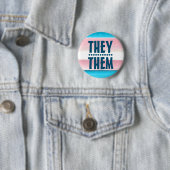 PRIDE PRONOUN THEMA/HEN BADGE Button (In situ)