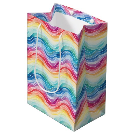 Pride Wavy Rainbow Stripes Pattern Wine, Small, Medium Cadeauzakje (Voorkant Gekanteld)