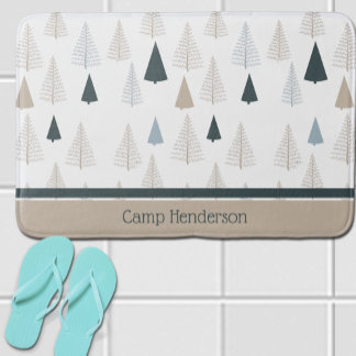 Primitieve dennen op wit badmat