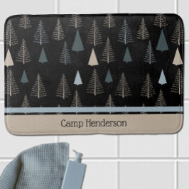 Primitieve dennen op zwart badmat