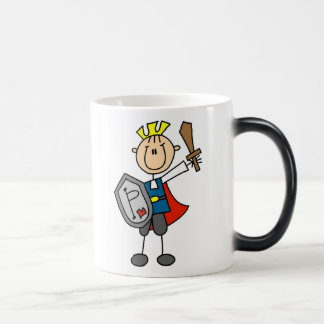 Prince charme avec la tasse d'épée et de bouclier