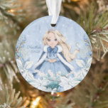 Princesse Blonde Snowy Winter<br><div class="desc">Cet adorable ornement de princesse hivernale enneigée présente une belle jeune princesse aux cheveux Blonde portant une robe de flocon bleu et blanc et une cape à fourrure chaude doublée. La princesse est entourée de poinsettias. Vous pouvez personnaliser avec le nom spécial de la princesse et l'année!</div>