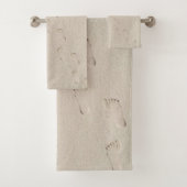 Prints op blote voeten in strandzand bad handdoek (Insitu)