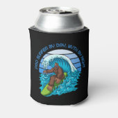 Pro By Day, Myth By Night Surfen Bigfoot Bier Blikjeskoeler (Blikje Achterkant)