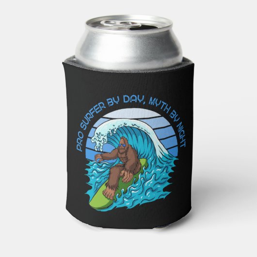 Pro By Day, Myth By Night Surfen Bigfoot Bier Blikjeskoeler (Blikje Achterkant)