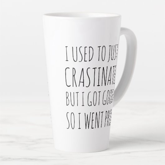 Pro Crastination Funny Humoureuze latte Mok (Rechterhoek)