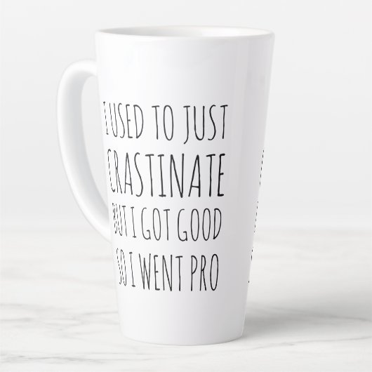 Pro Crastination Funny Humoureuze latte Mok (Linkerhoek)