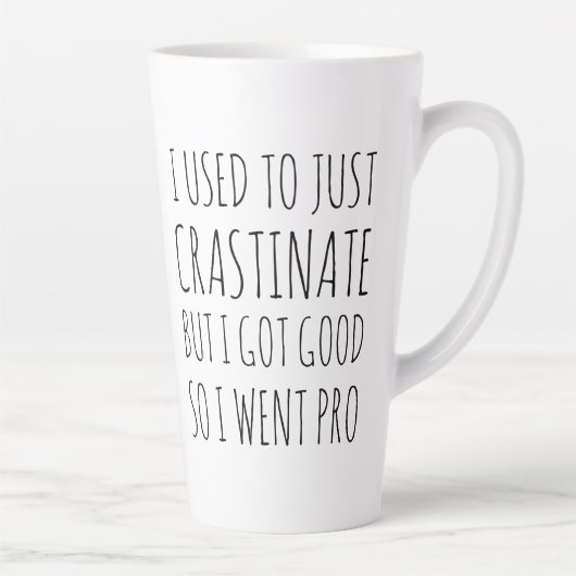 Pro Crastination Funny Humoureuze latte Mok (Rechts)