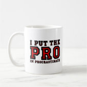 Pro dans Procrastinate Funny Mug (Gauche)