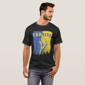 Pro Ukraine Flag Fist steunt Oekraïens verzet T-shirt (Voorkant volledig)