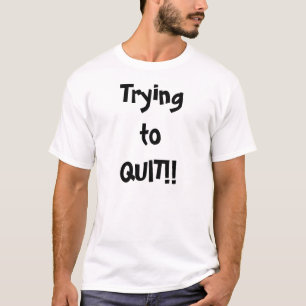 Proberen af te sluiten t-shirt