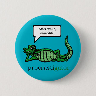 Procrastigator (na verloop van tijd, krokodil) ronde button 5,7 cm