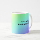 Procrastinant actuellement avec Arc-en-ciel - Mug  (Devant droit)