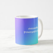 Procrastinant actuellement avec Arc-en-ciel - Mug (Devant droit)