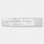 Professioneel modern script — witte marmer deurbordje (Voorkant)