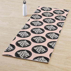 Professionele Blush Roze Herhalende Logo Achtergro Yogamat