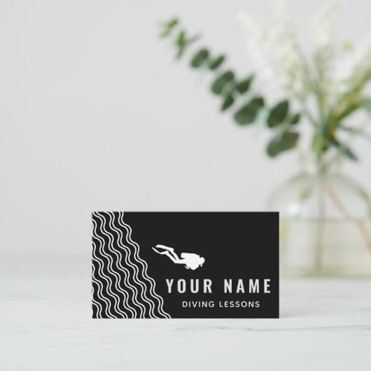 Professionele duiklessen zwart-wit visitekaartje (Staand voorkant)