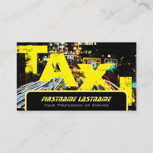 Professionele taxichauffeur in gele taxi visitekaartje