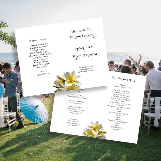 Programme de mariage plié avec fleurs de frangipan