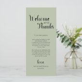 Programme Sage Green Welcome & Thanks Place Setting Cards (Debout devant)