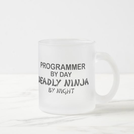 Programmer Deadly Ninja bij nacht Matglas Koffiemok (Rechts)