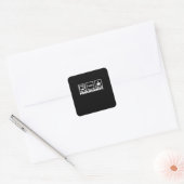 Programmer schrijft code en Drink koffie Vierkante Sticker (Envelop)