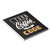 Programmer zet koffie in code notitieblok (Schuin)