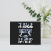 Programmering als het werkt, raak het niet grappig briefkaart (Staand voorkant)