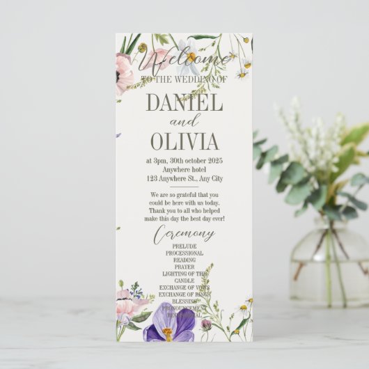 Programmes de mariage bordés de fleurs de mauve et (Debout devant)