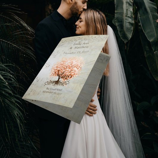 Programmes de mariage de l'arbre à feuilles en cœu