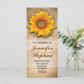 Programmes de mariage sur le bois et la fleur de s (Debout devant)